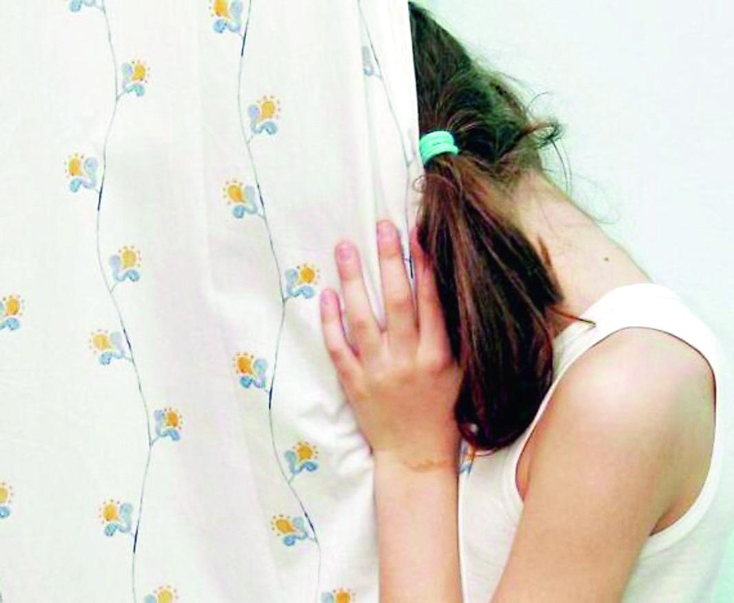 Ragazzina di 12 anni vittima di abusi filma la violenza e fa arrestare un parente