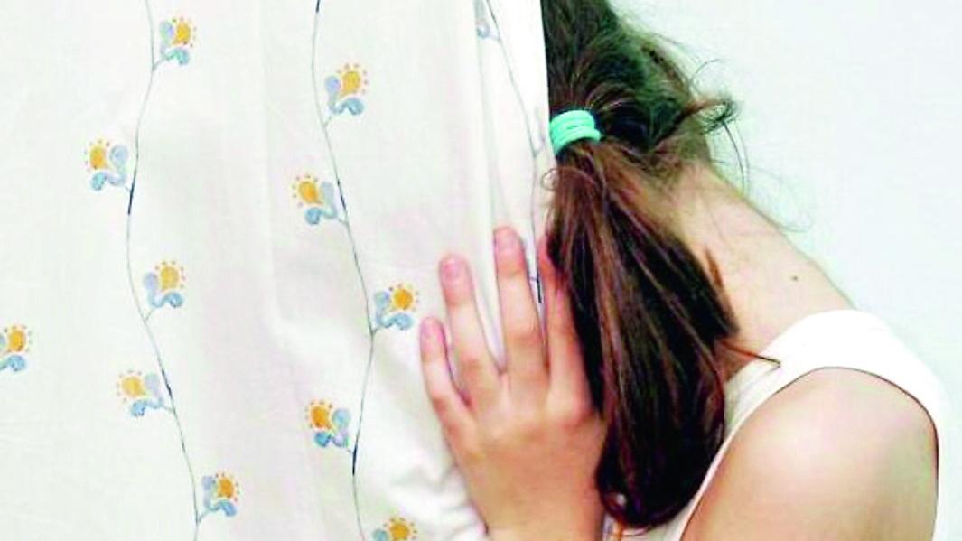 Ragazzina di 12 anni vittima di abusi filma la violenza e fa arrestare un parente