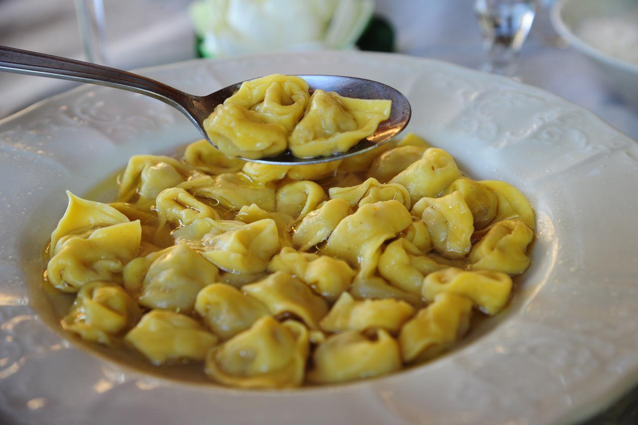 Il brodo “ufficiale” dei tortellini? Per i lettori vince la nonna: «Assolutamente niente pomodoro»
