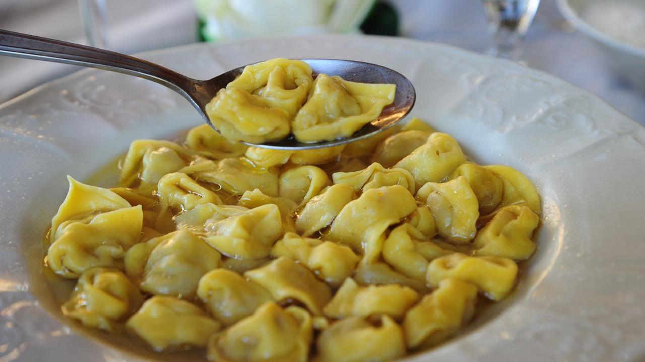 Il brodo “ufficiale” dei tortellini? Per i lettori vince la nonna: «Assolutamente niente pomodoro»
