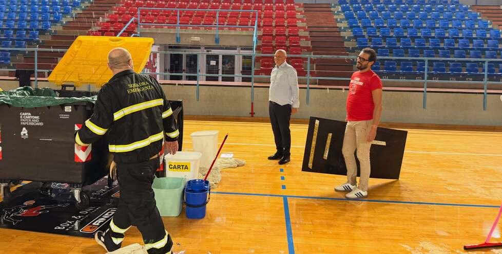 Montecatini, piove nel PalaVinci per le caditoie otturate. E nei canali di scolo c’è di tutto: dai palloni ai pezzi di vetro
