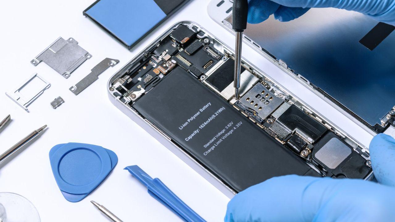Diritto alla riparazione, cambia tutto per smartphone, lavatrici e altri 9 prodotti: cosa sapere
