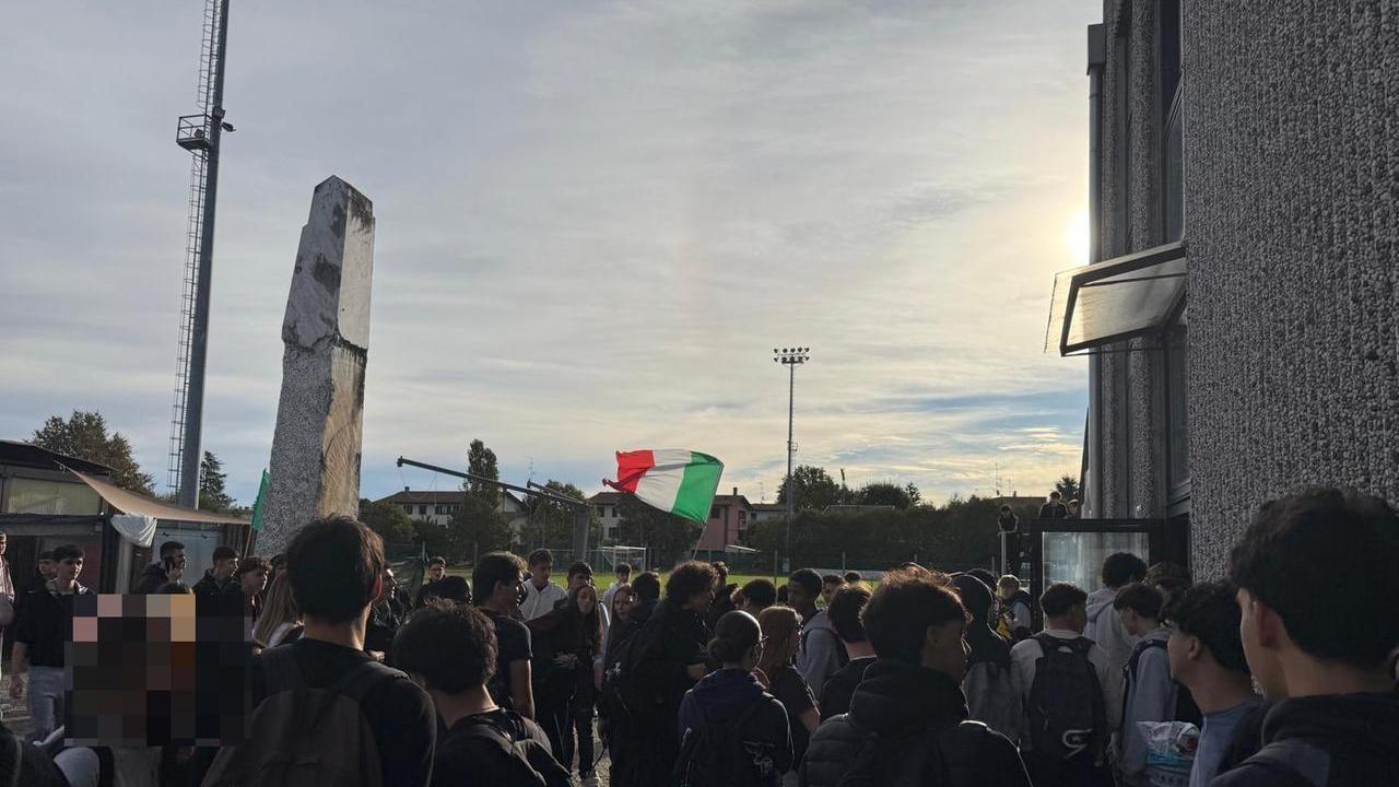 Studenti in protesta a Montecchio e Sant’Ilario: momenti di tensione alla Coop