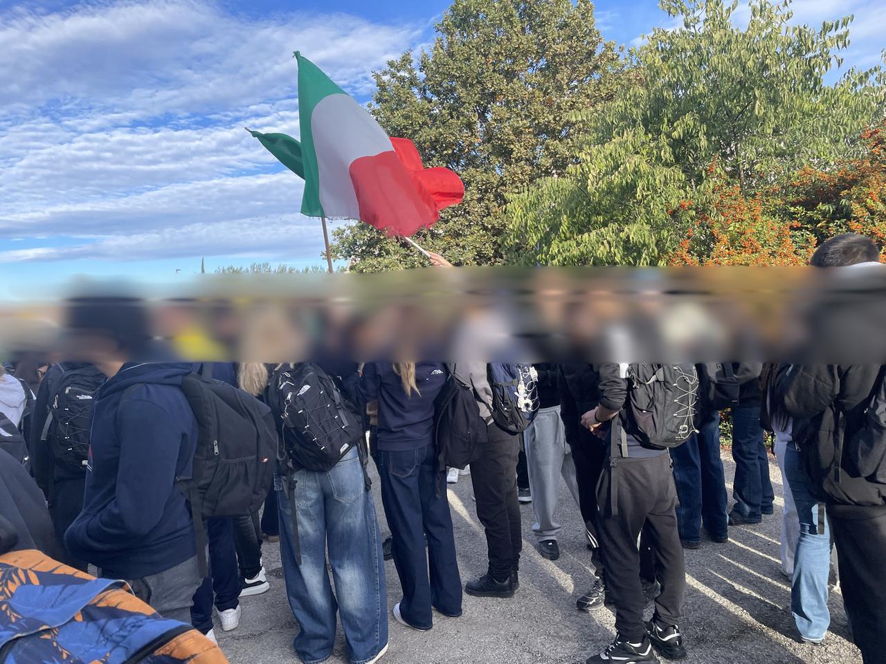 Studenti in protesta a Montecchio e Sant’Ilario: assalto alla Coop, che deve chiudere le porte