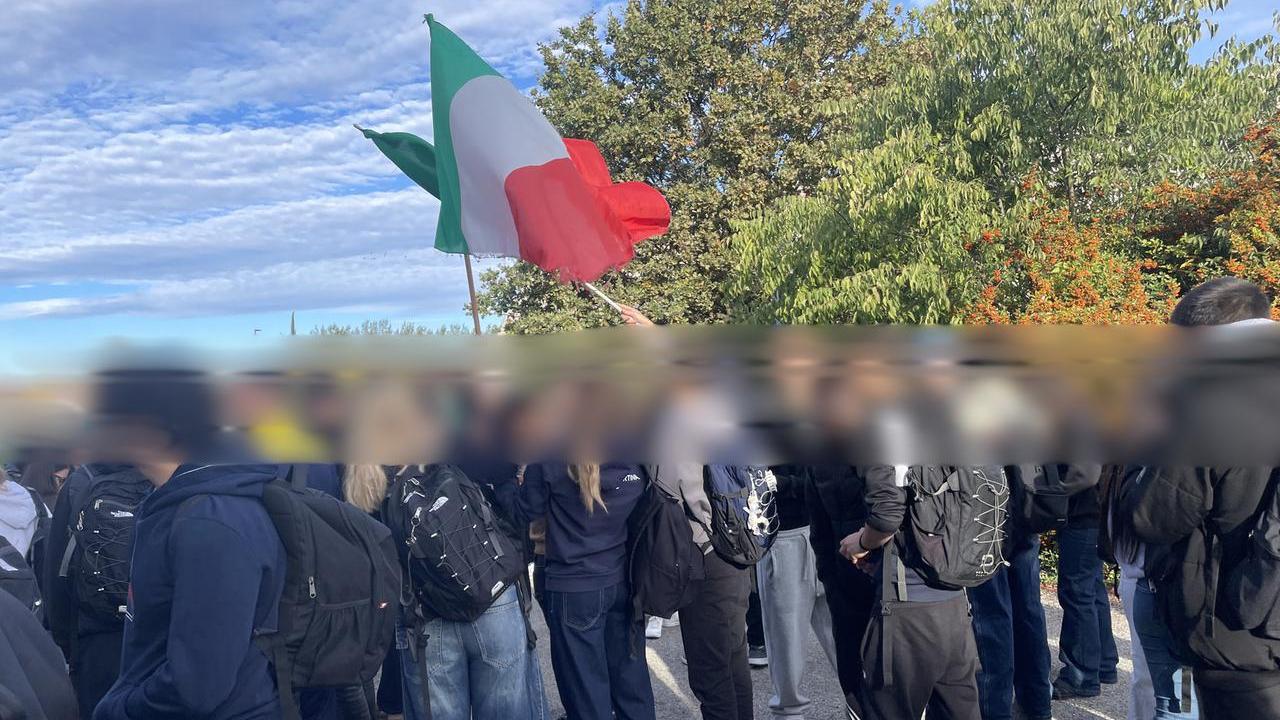 Studenti in protesta a Montecchio e Sant’Ilario: assalto alla Coop, che deve chiudere le porte
