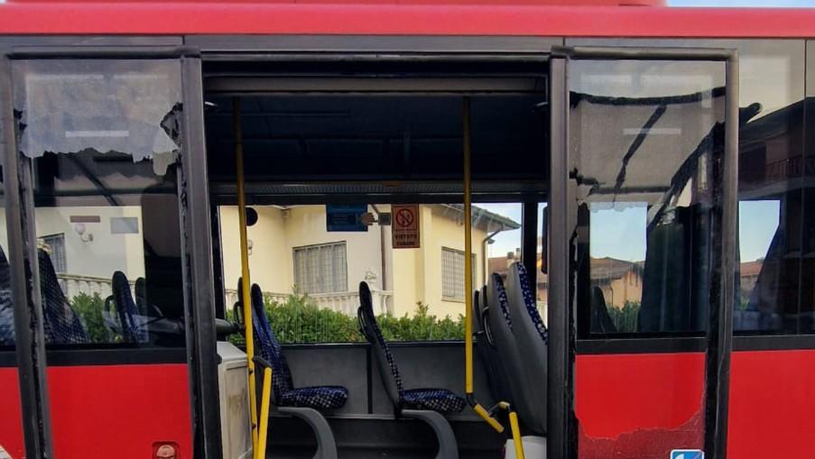 Studenti stipati sul bus con i vetri rotti dopo un incidente: scattano le sanzioni a Castelnovo Monti
