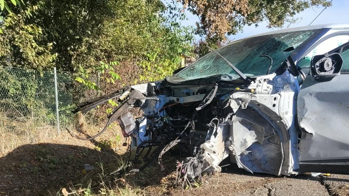 L'auto che si è schiantata contro la recinzione di una casa in via Grande