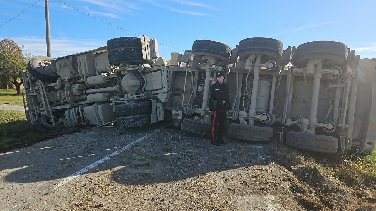 Camion si ribalta e travolge un’auto a Sant’Ilario: un ferito e strada bloccata
