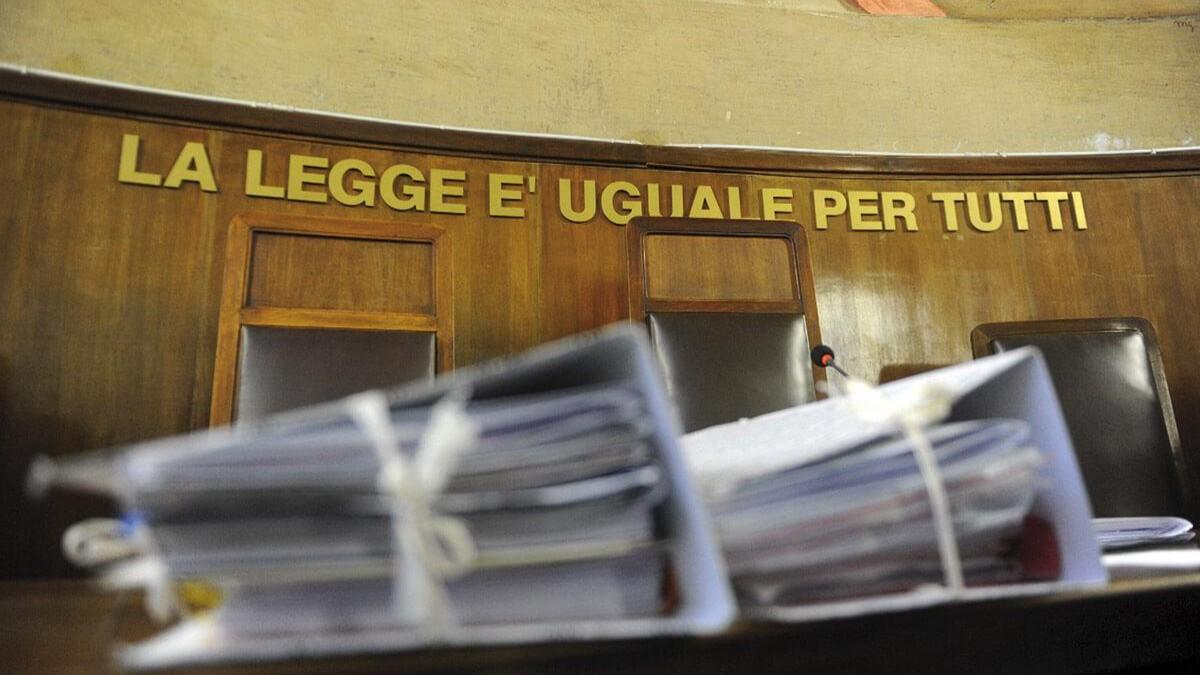 Lo accompagnano in aeroporto per l’espatrio ma l’espulsione è illegittima – Che cosa è successo