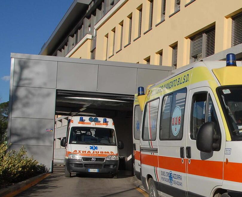 Prato, resta schiacciato dall’auto: grave meccanico portato a Careggi