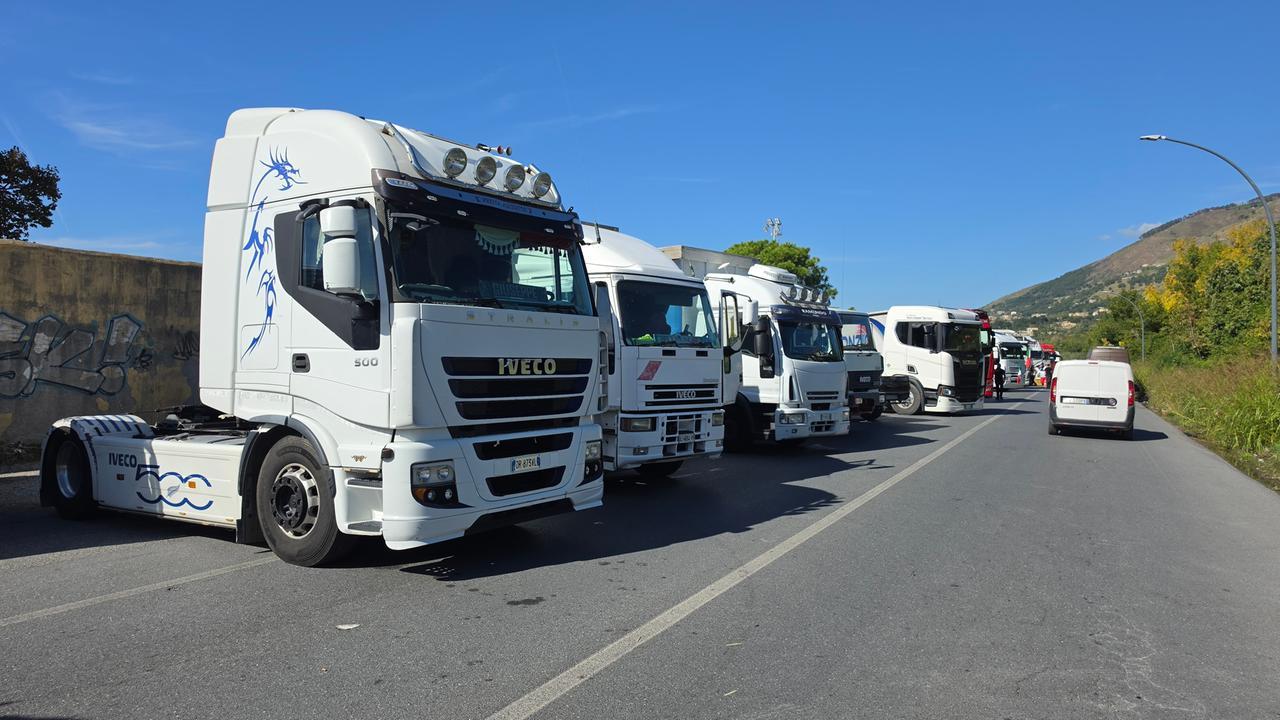 Caro carburante, ok del Cdm al decreto: 105 milioni ai Tir, 70 milioni per agricoltura e pesca – Tutte le misure
