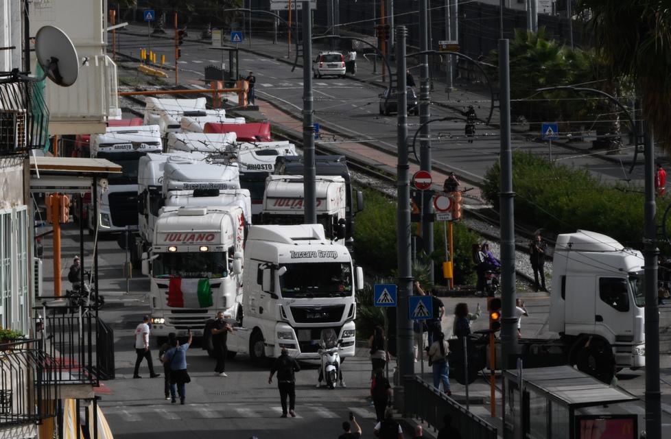 Blocco dei Tir, primi effetti in Toscana: a Pistoia spazi vuoti sui banchi del mercato ortofrutticolo all’ingrosso