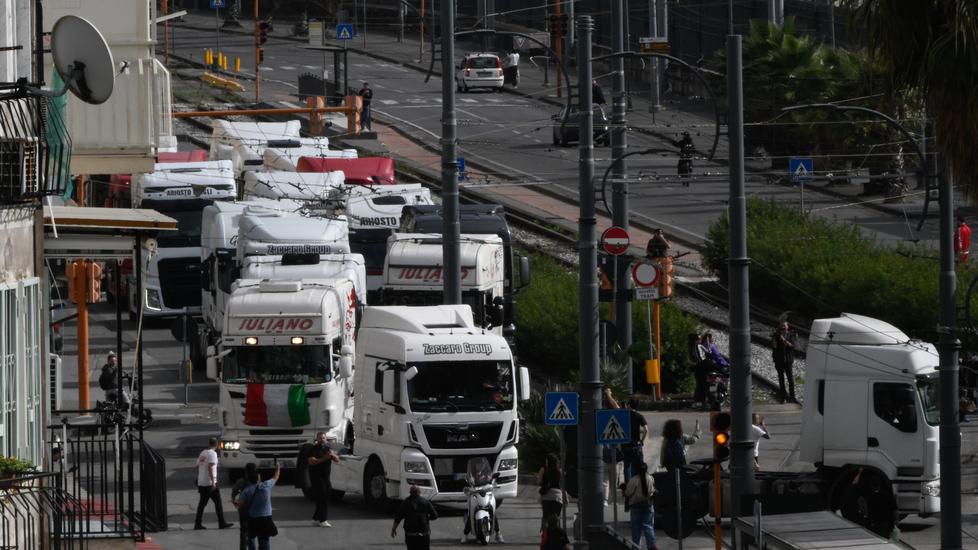 La protesta dei tir a Napoli
