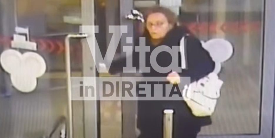 Entra in autogrill poi la ritrovano impiccata, si infittisce il giallo sulla morte misteriosa di una donna