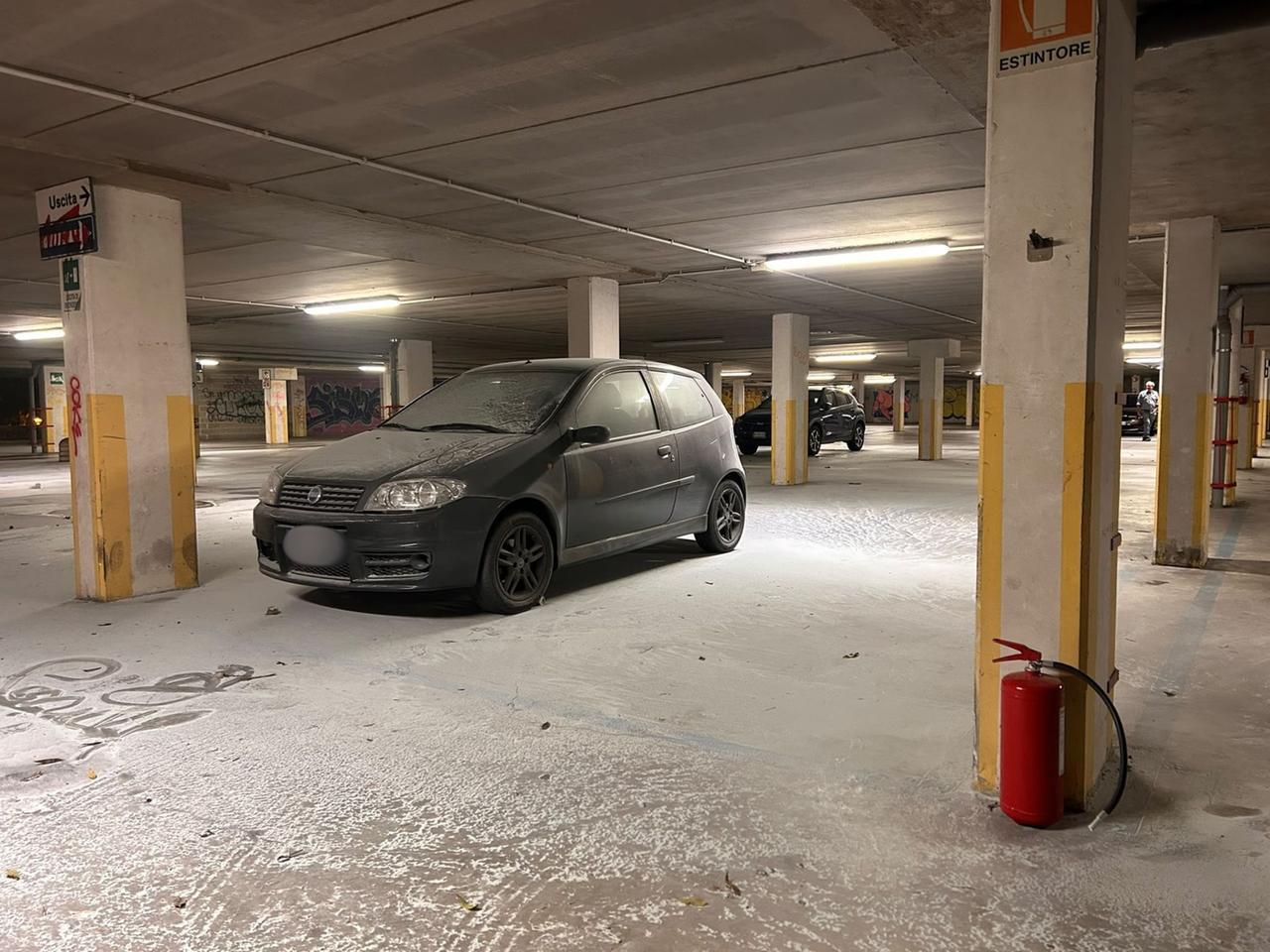 Vandali al parcheggio ex Gasometro: aperti gli estintori sulle auto in sosta