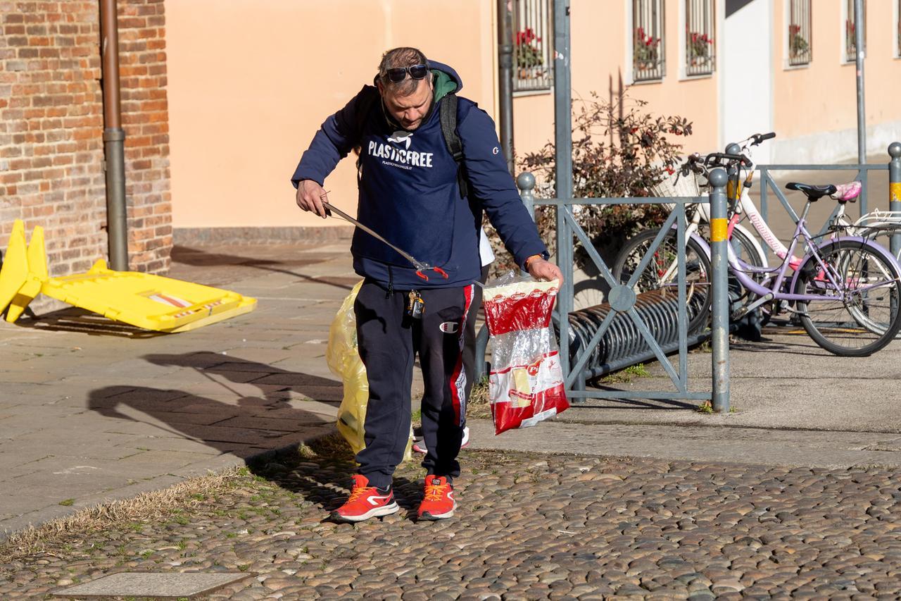 Ferrara, detenuti e volontari insieme per ripulire la città