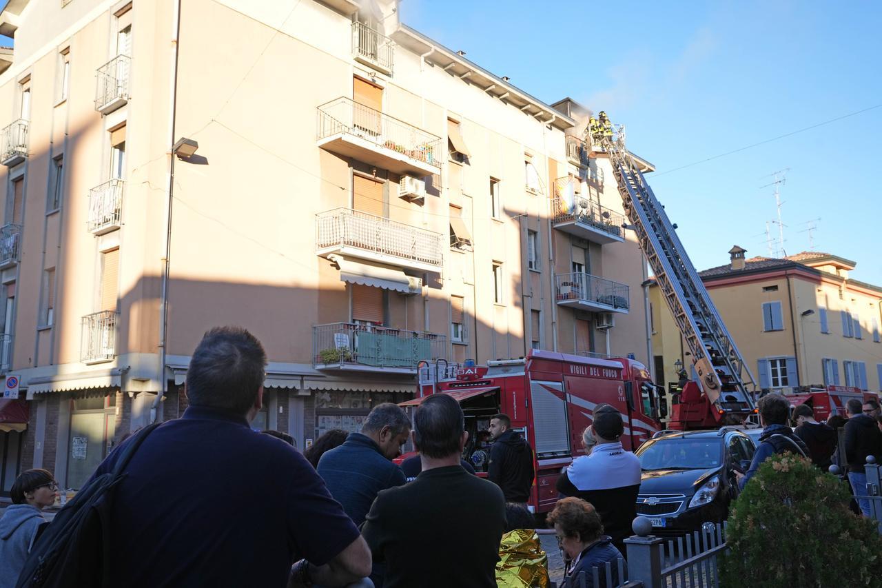 Il compito di scuola finisce in fiamme: brucia la mansarda a Rubiera, in ospedale due fratelli