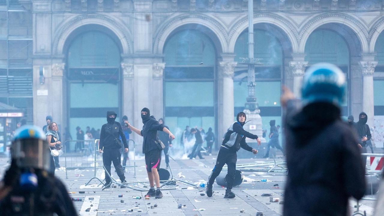 Scontri di Milano, perquisizioni anche in Toscana: identificati 51 minorenni