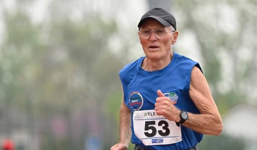 A 78 anni corre 10 km in 45 minuti: Ettore Marmiroli, il “Forrest Gump” reggiano che batte anche i più giovani