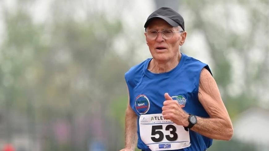 A 78 anni corre 10 km in 45 minuti: Ettore Marmiroli, il “Forrest Gump” reggiano che batte anche i più giovani