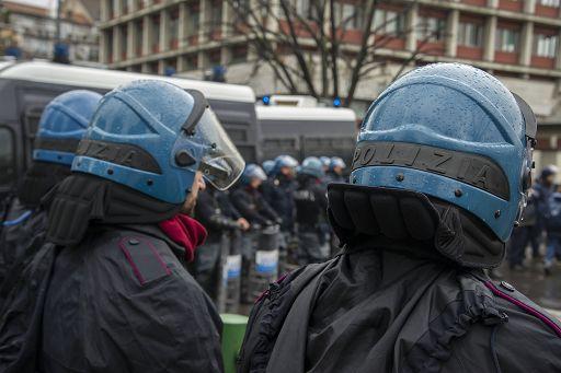 Guerriglia e distruzione nelle piazze italiane, perquisizioni della Digos in 18 città: controlli a tappeto