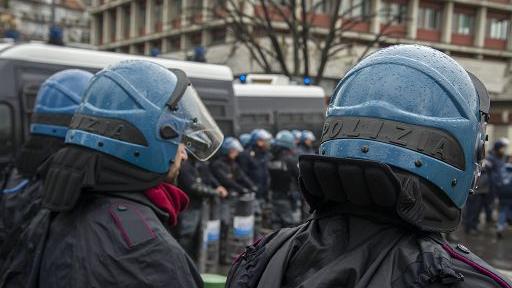 Guerriglia e distruzione nelle piazze italiane, perquisizioni della Digos in 18 città: controlli a tappeto