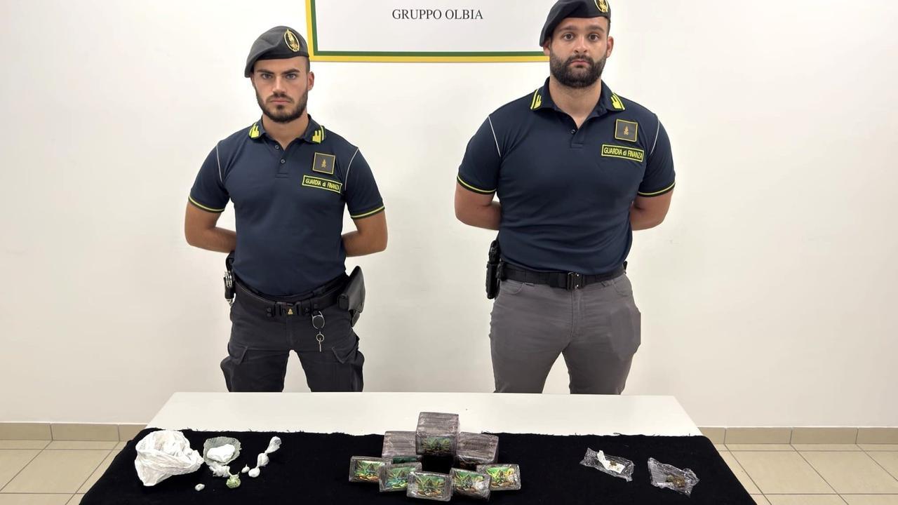 Nel pacco postale in arrivo dalla Spagna c’erano 2 chili di hashish: arrestato un 27enne di Olbia