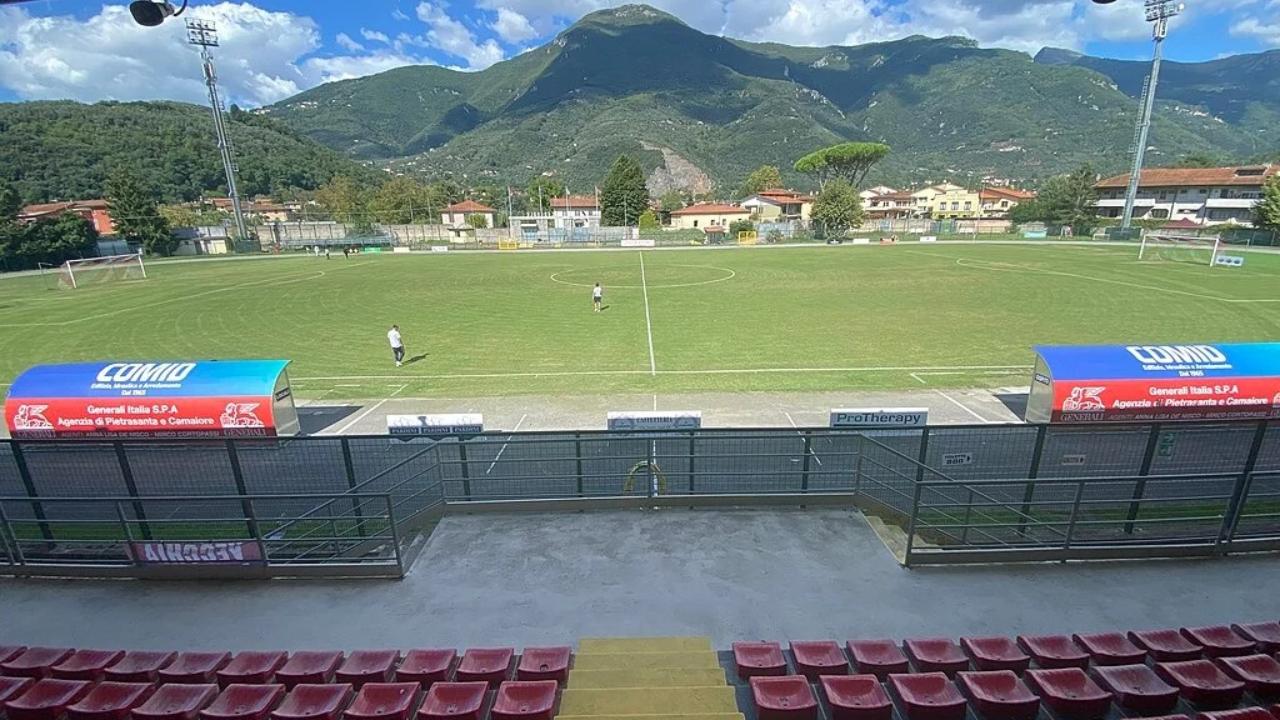 Camaiore, scatena una rissa allo stadio armato di bottiglie di vetro: daspo a un 17enne