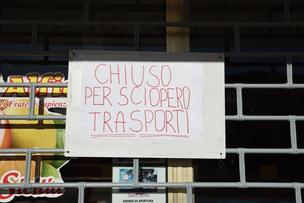 Lo sciopero al Sud arriva a Ferrara: botteghe chiuse e scaffali vuoti