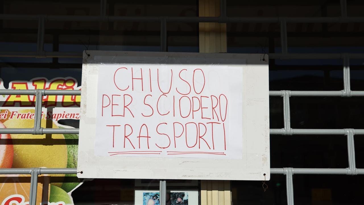 Lo sciopero al Sud arriva a Ferrara: botteghe chiuse e scaffali vuoti