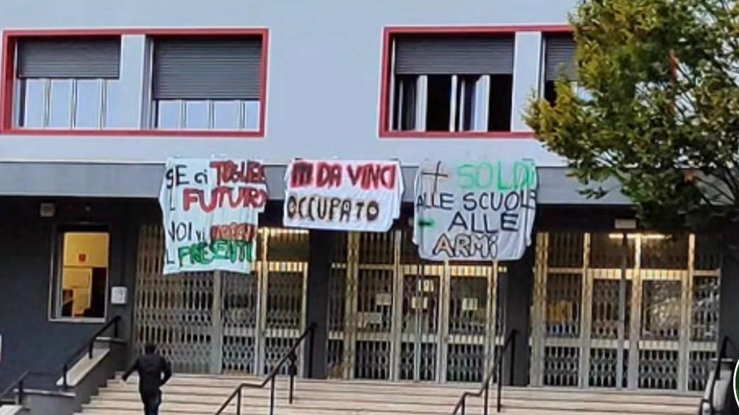 Firenze, occupato anche l’Iti da Vinci: il blitz notturno dei ragazzi incappucciati