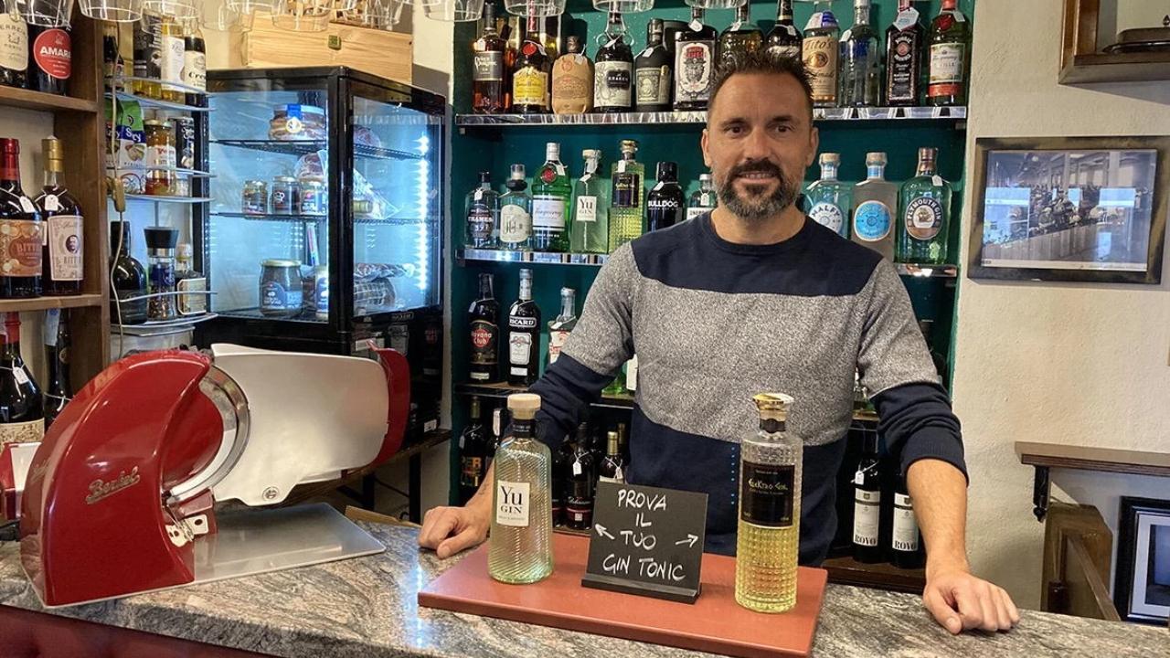 Marzio Porri all'interno del suo bar 