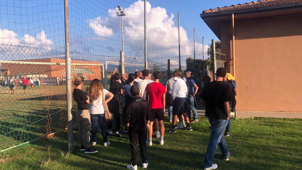 I genitori fuori dagli spogliatoi 
