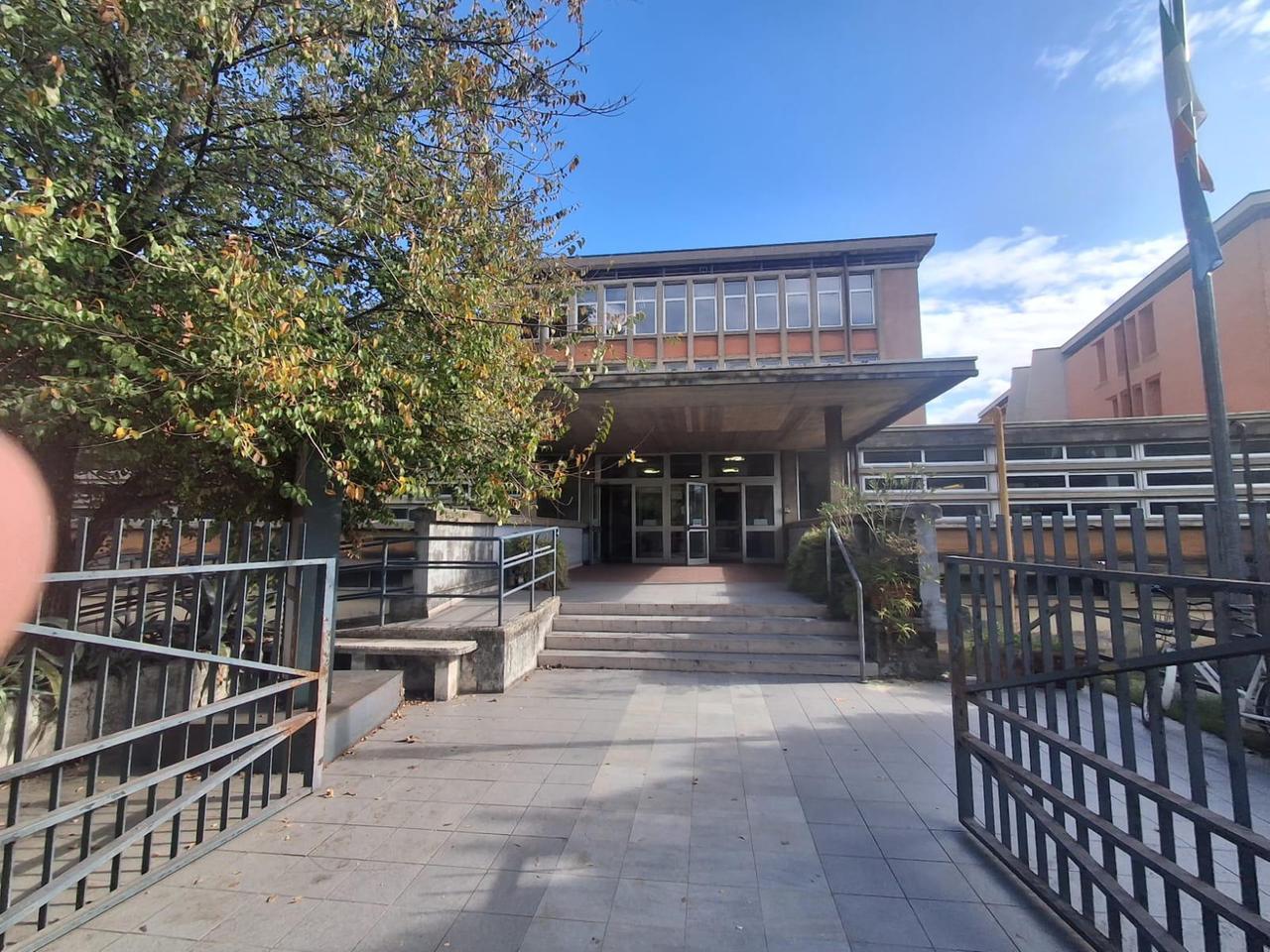 Lucca, tentano di occupare la scuola: ferito un agente, uno studente in ospedale