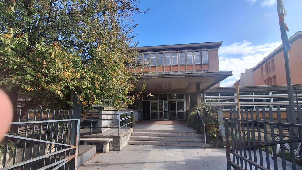 Lucca, tentano di occupare la scuola: ferito un agente, uno studente in ospedale