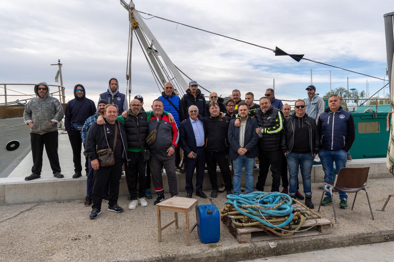 Caro carburanti, protesta dei pescatori di Porto Garibaldi e Goro: «Tanti costi, zero guadagni»
