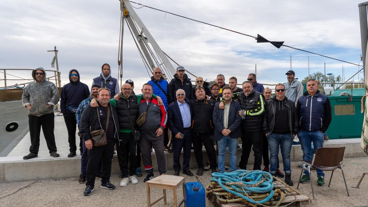 Caro carburanti, protesta dei pescatori di Porto Garibaldi e Goro: «Tanti costi, zero guadagni»