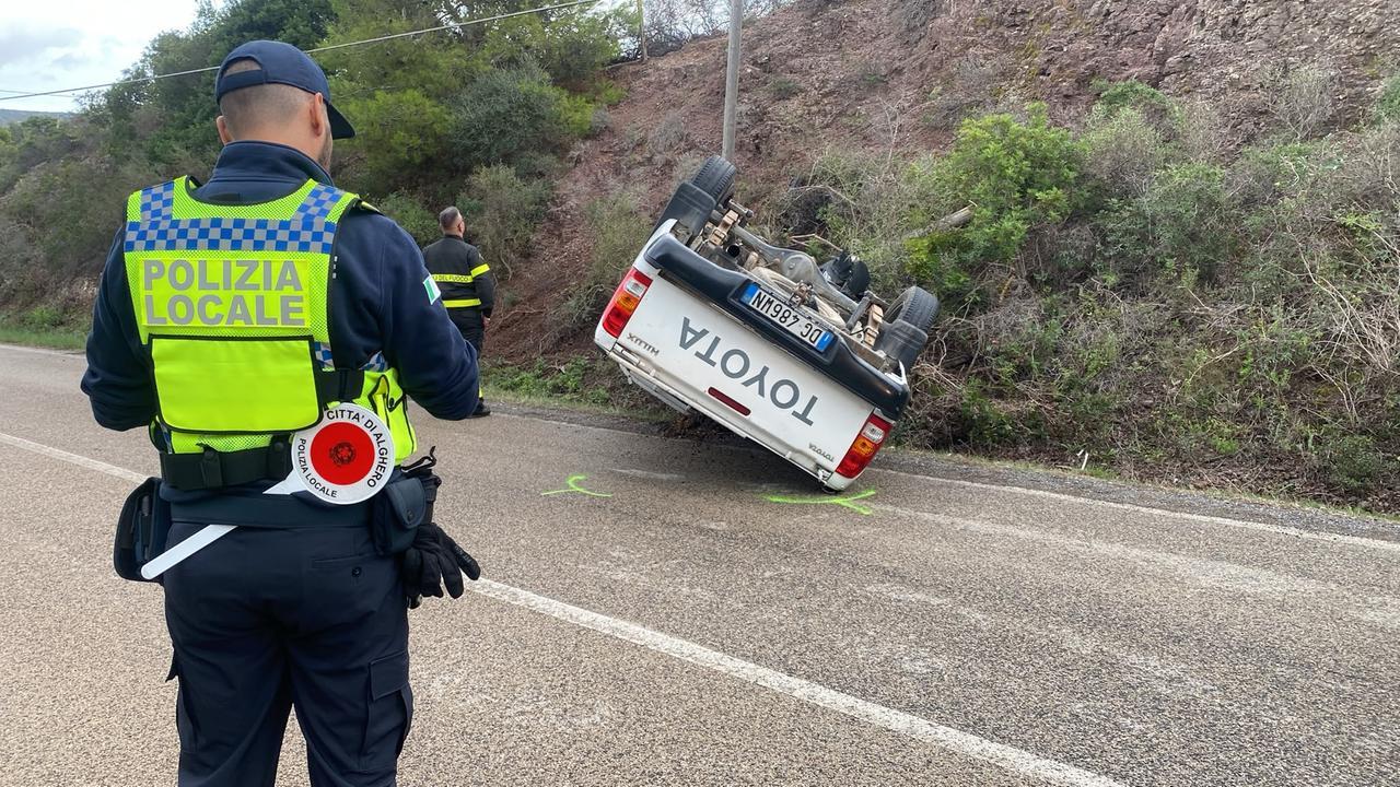 Alghero, fuoristrada si ribalta sulla litoranea per Bosa: un ferito