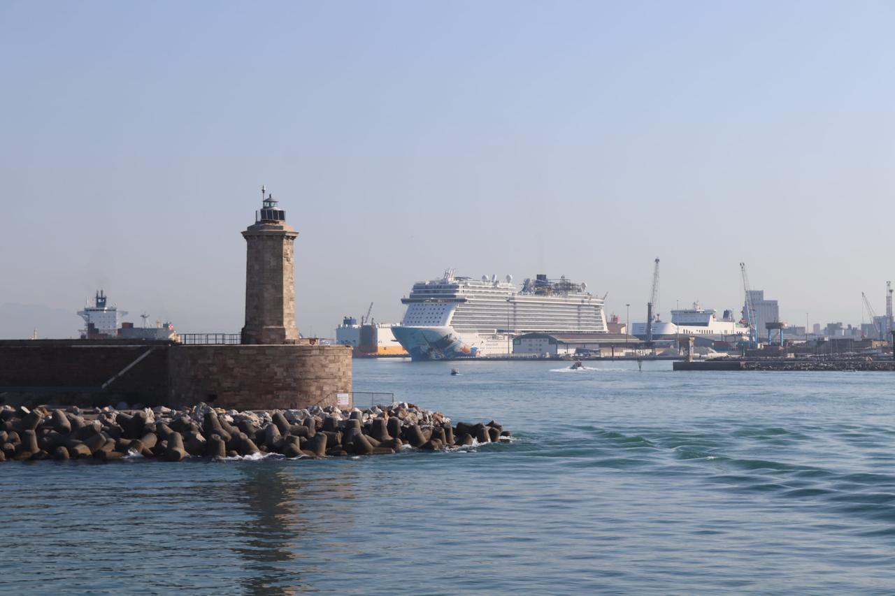 
	Una nave da crociera in porto a Livorno

