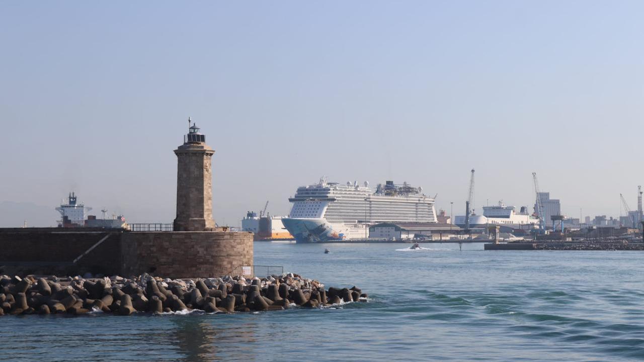 Una nave da crociera in porto a Livorno