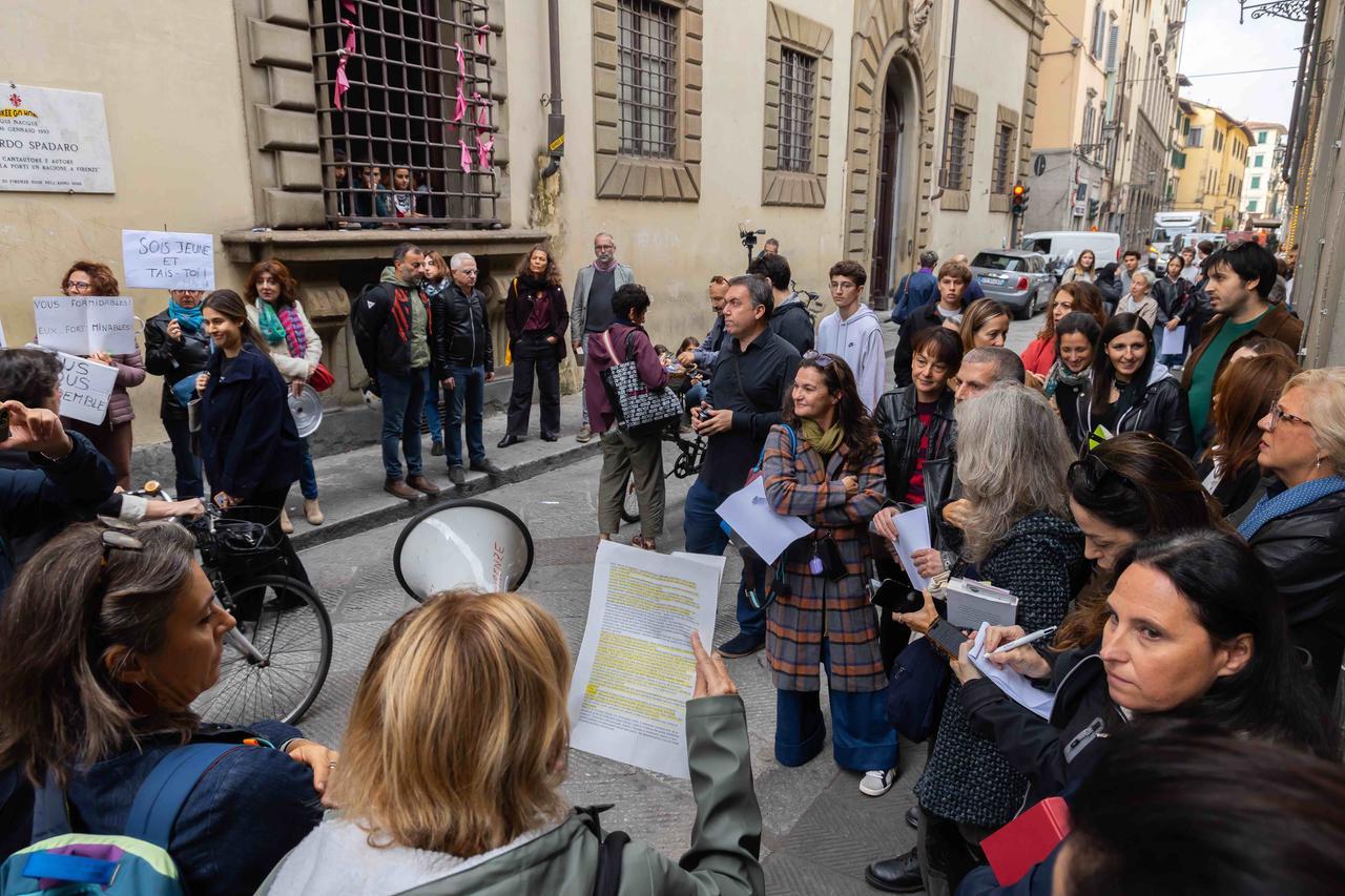 Firenze, i prof fanno lezione in strada agli studenti del liceo occupato. La lettera di sostegno ai ragazzi firmata da 600 docenti – Video