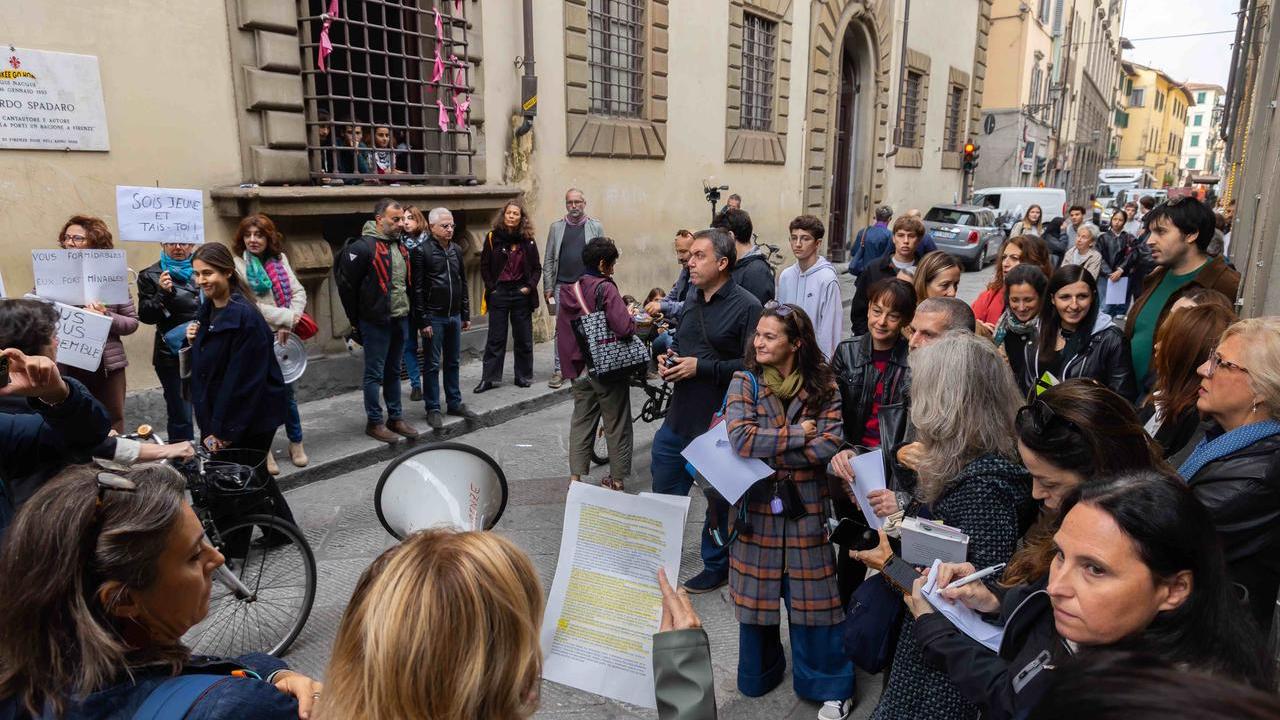 Firenze, i prof fanno lezione in strada agli studenti del liceo occupato. La lettera di sostegno ai ragazzi firmata da 600 docenti – Video