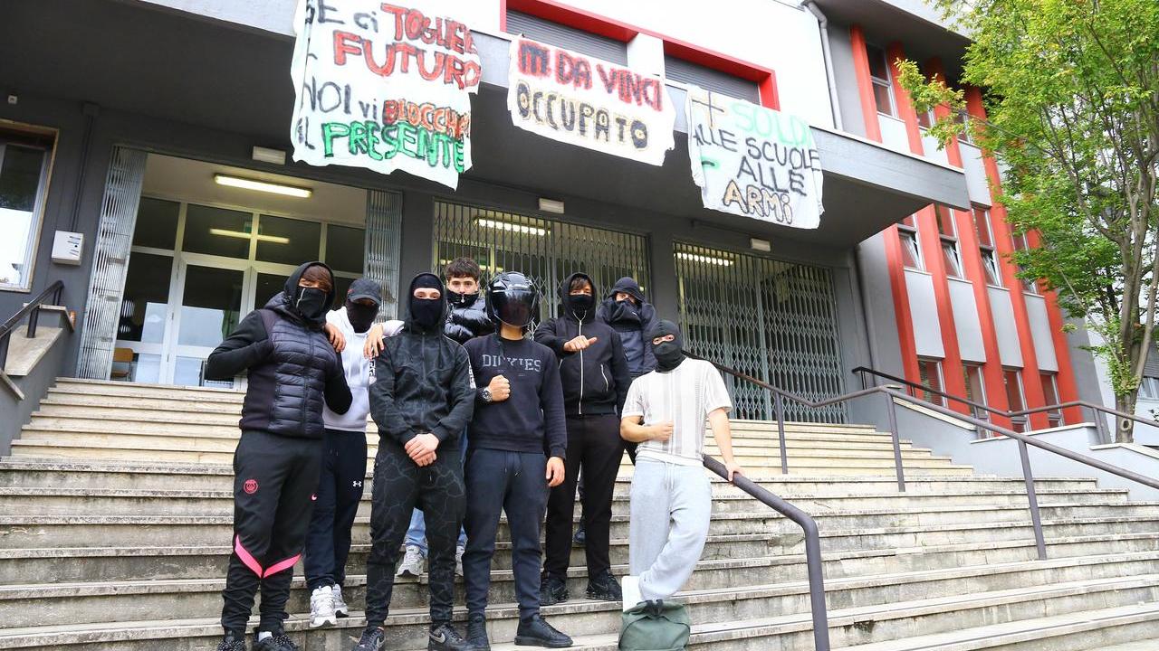 Firenze, occupato anche l’Iti da Vinci: il blitz notturno dei ragazzi incappucciati