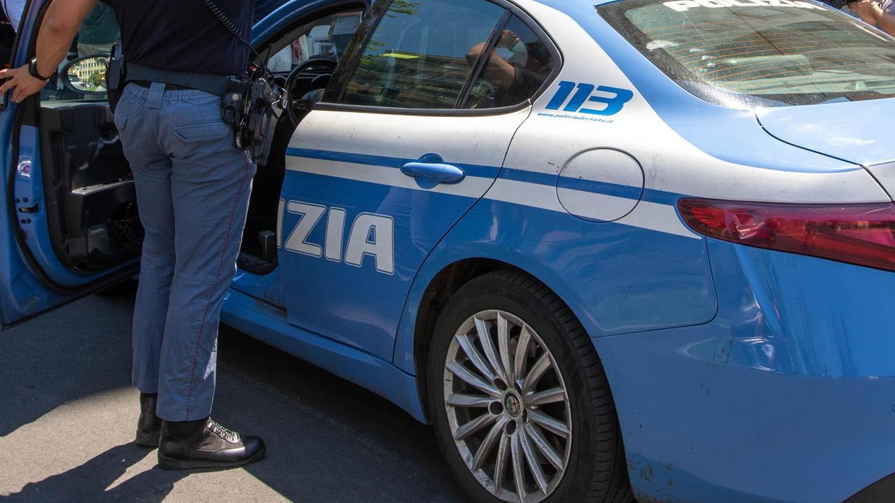Era disorientato e in difficoltà, la polizia lo soccorre e lo riaccompagna a casa