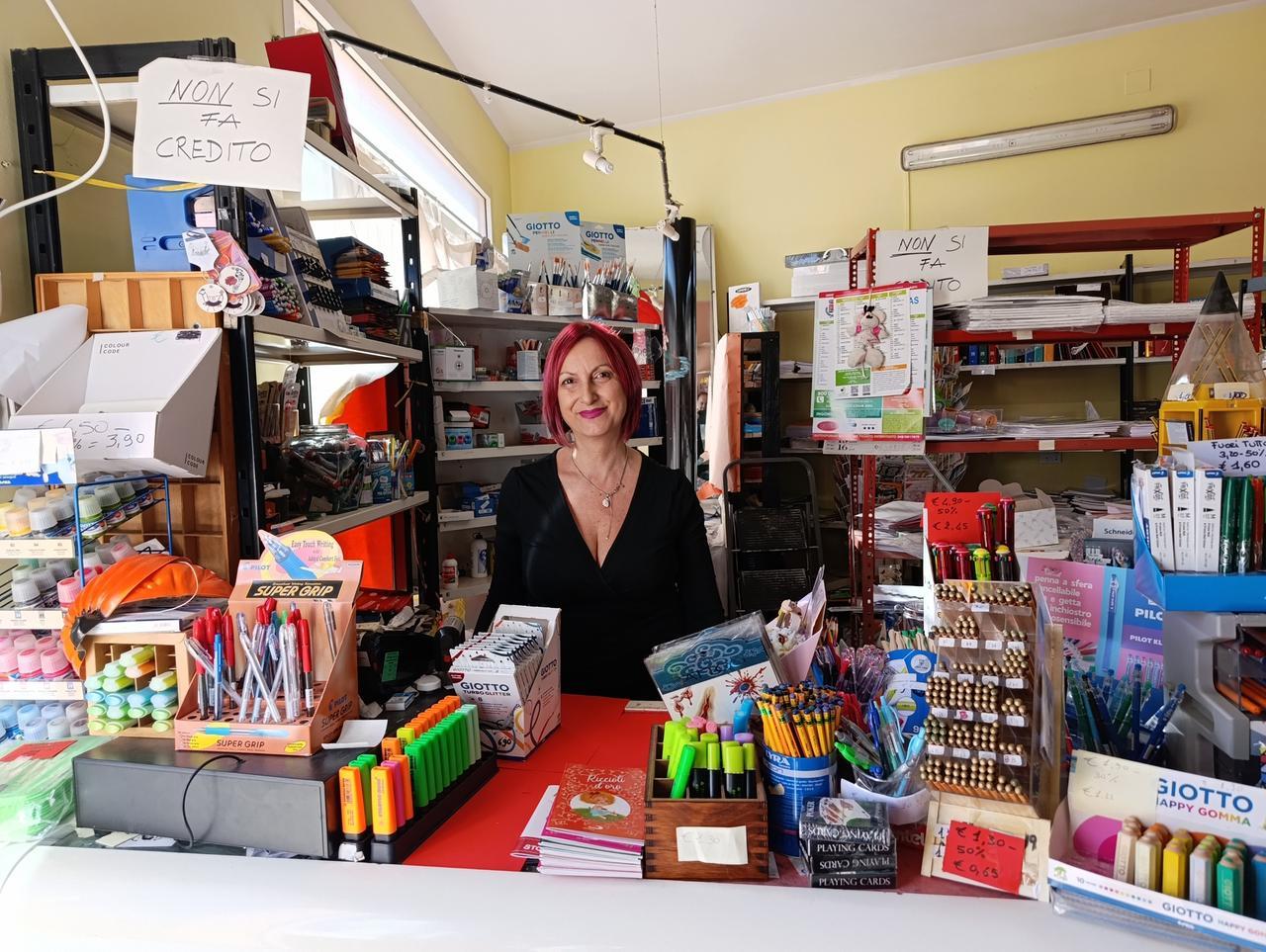 Dopo 34 anni chiude la storica cartolibreria: «Lascio qui un pezzo di cuore» – Il racconto