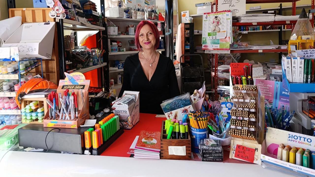 Dopo 34 anni chiude la storica cartolibreria: «Lascio qui un pezzo di cuore» – Il racconto