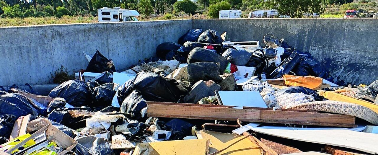 Una discarica di rifiuti e amianto grande quanto due campi di calcio: la scoperta choc in una zona protetta