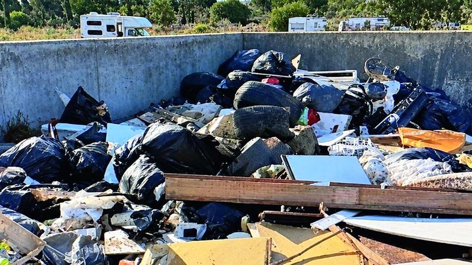 Una discarica di rifiuti e amianto grande quanto due campi di calcio: la scoperta choc in una zona protetta