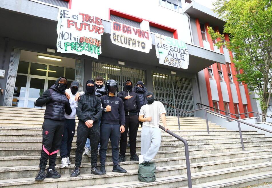 Alcuni studenti che hanno occupato l’istituto scolastico da Vinci