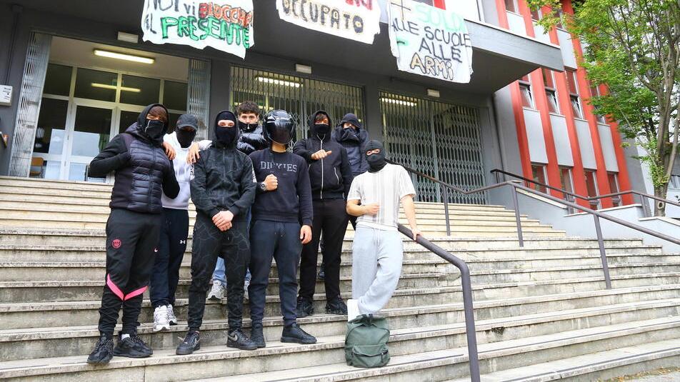 Alcuni studenti che hanno occupato l’istituto scolastico da Vinci